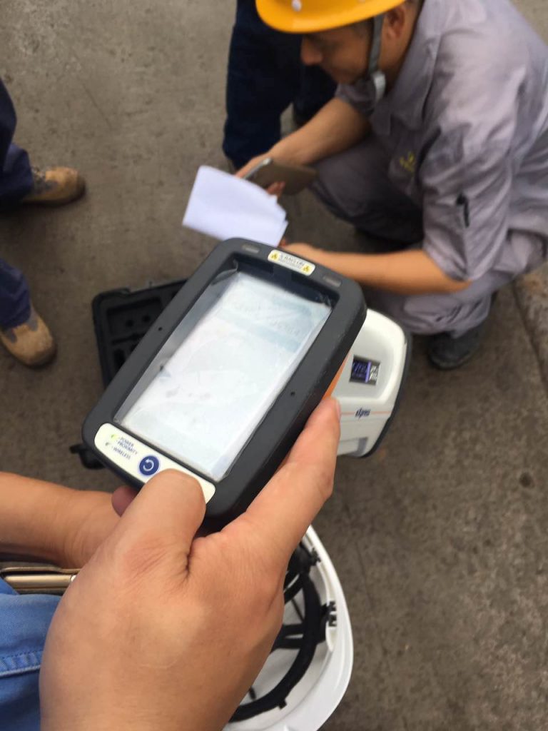 四川客户亲自带光谱仪上门检测货物质量 物流在外面等装车