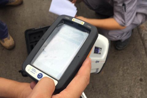 四川客户亲自带光谱仪上门检测货物质量 物流在外面等装车