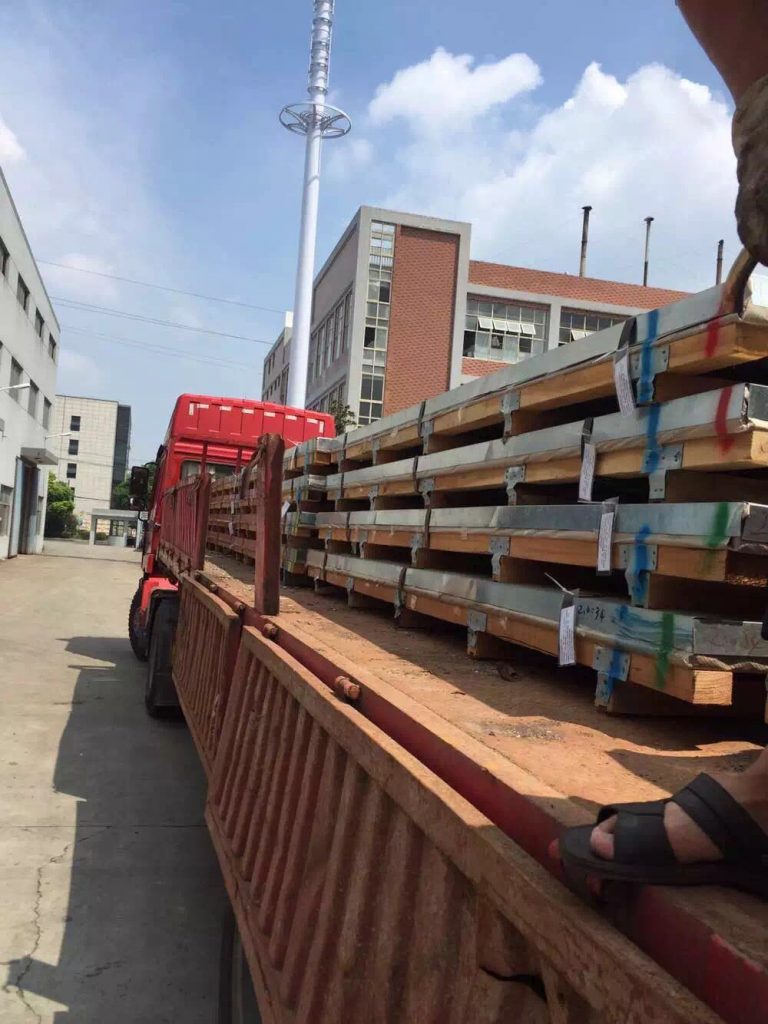 上海的王总45吨304不锈钢板，在装车。下午就到港口出口。