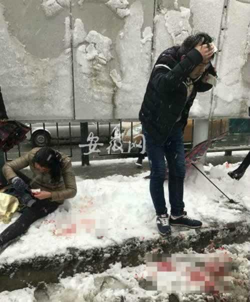 合肥多个公交站被雪压垮致1死20多伤！网友质疑豆腐渣工程